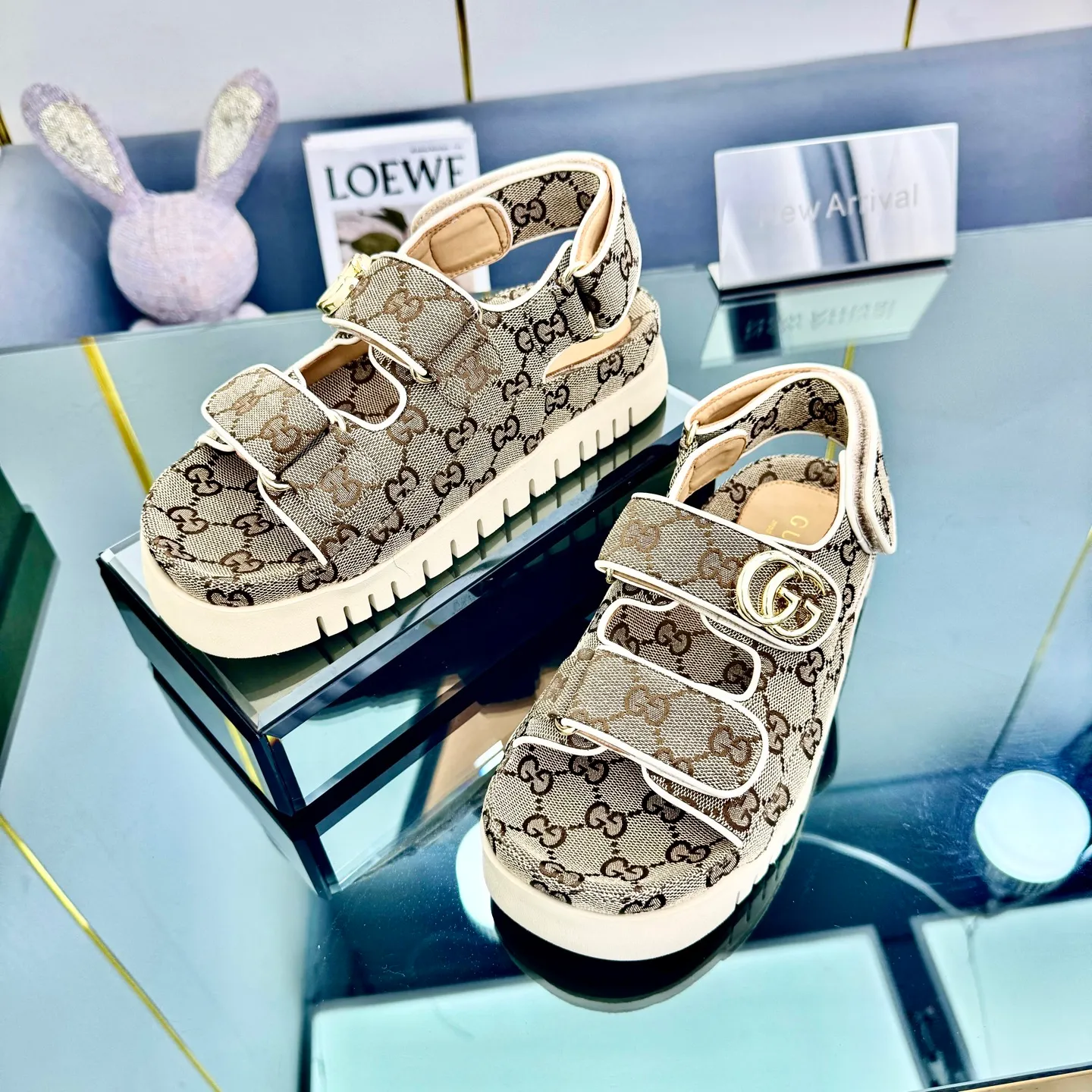 👟👟Ex-factory price 480👟👟 Gucci2️⃣0️⃣2️⃣5️⃣Official website new Velcro thick-soled sandals‼ ️The entire pair of shoes is developed and manufactured by purchasing ZP, all customized materials, exclusive molded outsole, all details are shipped according to version, and even the packaging is the same as the original product. Size: Female 35-40 Male 39-45